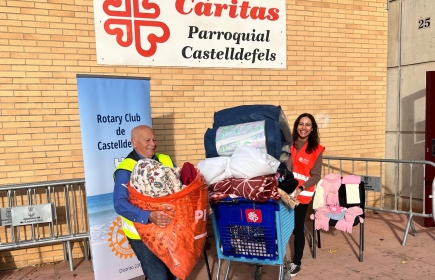 Entrega de mantas y edredones para Càritas Castelldefels